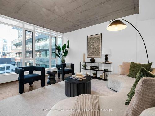 809-75 Portland St, Toronto, ON - Indoor Photo Showing Living Room