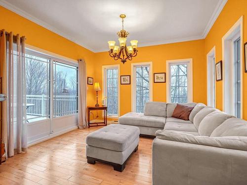 Salle familiale - 200 Rue Bruno, Saint-Jean-De-Matha, QC - Indoor Photo Showing Living Room