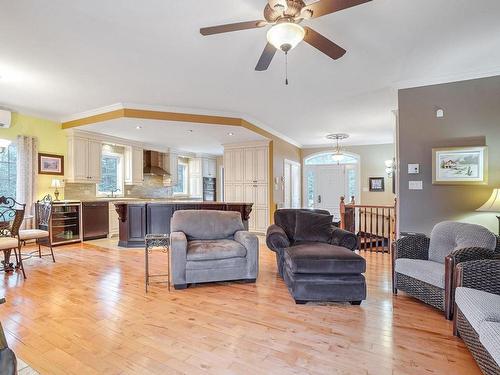 Salon - 200 Rue Bruno, Saint-Jean-De-Matha, QC - Indoor Photo Showing Living Room