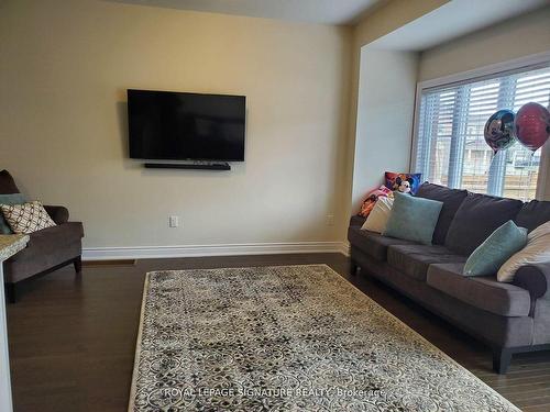 47 Lorne Thomas Pl, New Tecumseth, ON - Indoor Photo Showing Living Room