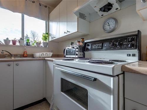 400-200 Back Rd, Courtenay, BC - Indoor Photo Showing Kitchen