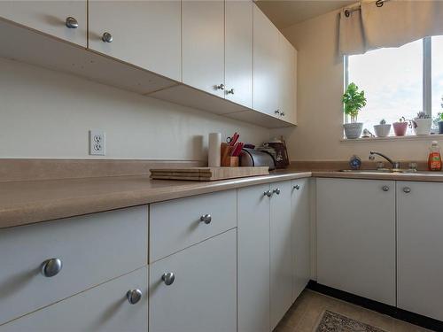 400-200 Back Rd, Courtenay, BC - Indoor Photo Showing Kitchen