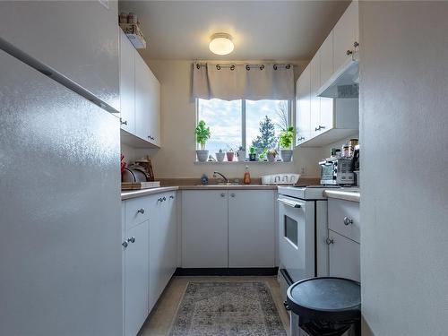 400-200 Back Rd, Courtenay, BC - Indoor Photo Showing Kitchen