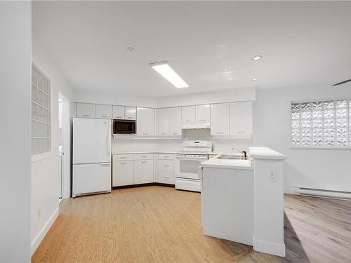 206-350 Island Hwy South, Campbell River, BC - Indoor Photo Showing Kitchen With Double Sink