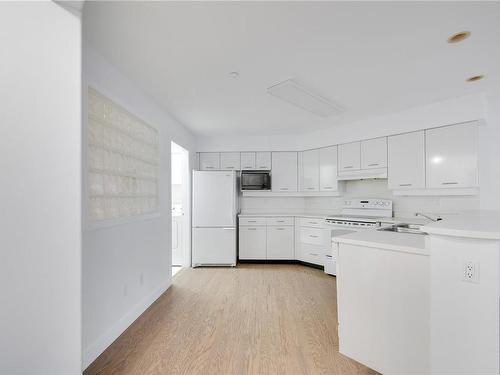 206-350 Island Hwy South, Campbell River, BC - Indoor Photo Showing Kitchen