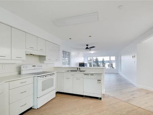 206-350 Island Hwy South, Campbell River, BC - Indoor Photo Showing Kitchen With Double Sink