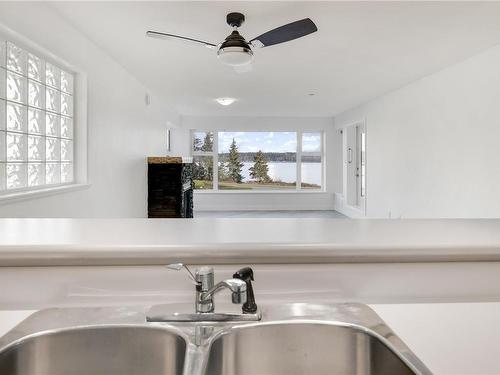 206-350 Island Hwy South, Campbell River, BC - Indoor Photo Showing Kitchen With Double Sink