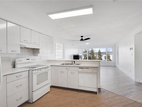 206-350 Island Hwy South, Campbell River, BC - Indoor Photo Showing Kitchen