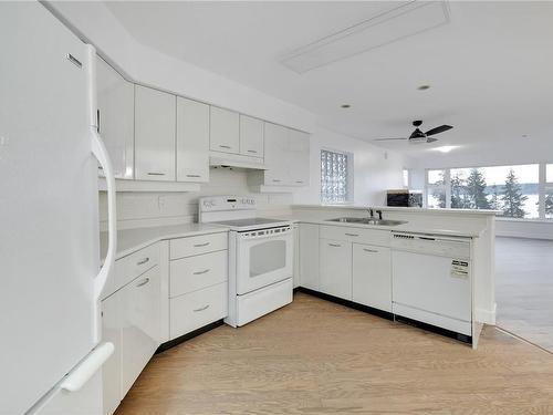 206-350 Island Hwy South, Campbell River, BC - Indoor Photo Showing Kitchen With Double Sink