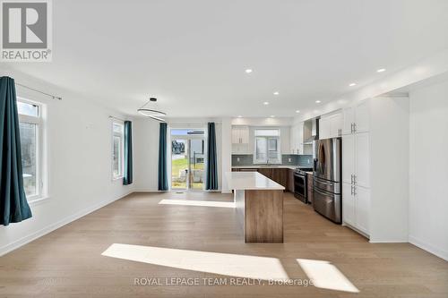 611 Rathburn Lane, Ottawa, ON - Indoor Photo Showing Kitchen With Stainless Steel Kitchen