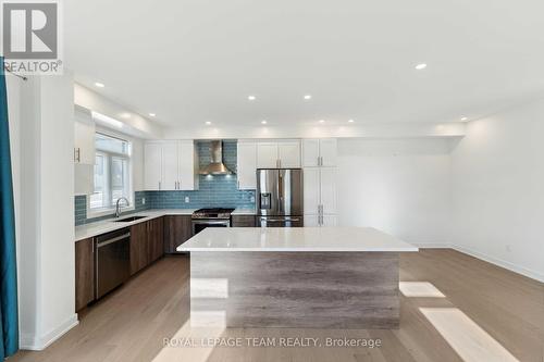 611 Rathburn Lane, Ottawa, ON - Indoor Photo Showing Kitchen With Upgraded Kitchen