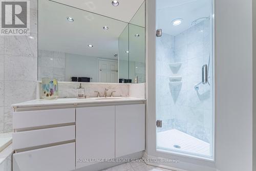 301 - 2190 Lakeshore Road, Burlington, ON - Indoor Photo Showing Bathroom