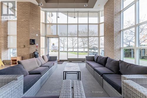 301 - 2190 Lakeshore Road, Burlington, ON - Indoor Photo Showing Living Room