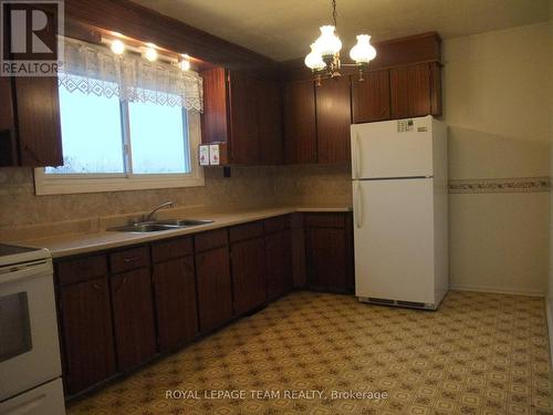 737 Eighth Street, Renfrew (540 - Renfrew), ON - Indoor Photo Showing Kitchen With Double Sink