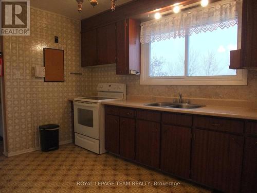 737 Eighth Street, Renfrew (540 - Renfrew), ON - Indoor Photo Showing Kitchen With Double Sink