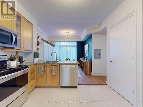 Th2 - 60 Byng Avenue, Toronto, ON - Indoor Photo Showing Kitchen With Double Sink