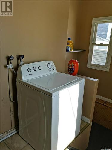 216 6Th Avenue Sw, Eston, SK - Indoor Photo Showing Laundry Room