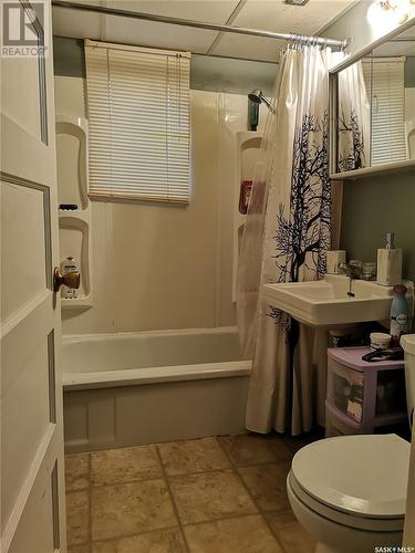 216 6Th Avenue Sw, Eston, SK - Indoor Photo Showing Bathroom