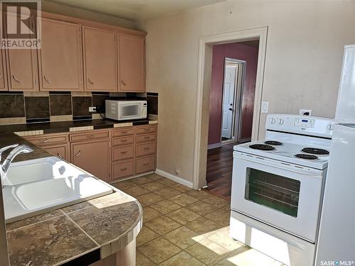 216 6Th Avenue Sw, Eston, SK - Indoor Photo Showing Kitchen