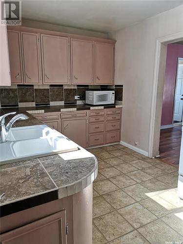 216 6Th Avenue Sw, Eston, SK - Indoor Photo Showing Kitchen With Double Sink