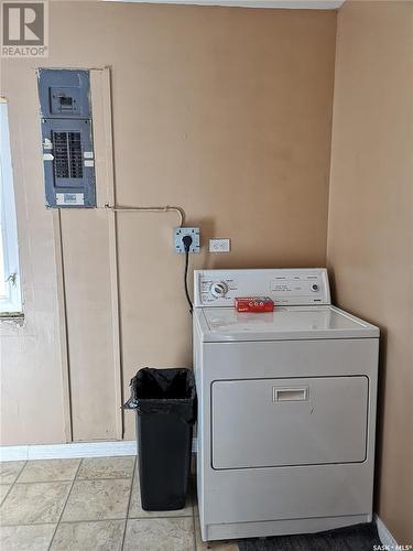 216 6Th Avenue Sw, Eston, SK - Indoor Photo Showing Laundry Room