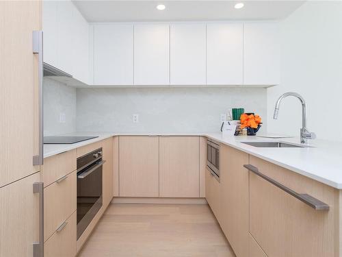 510-1100 Yates St, Victoria, BC - Indoor Photo Showing Kitchen With Upgraded Kitchen