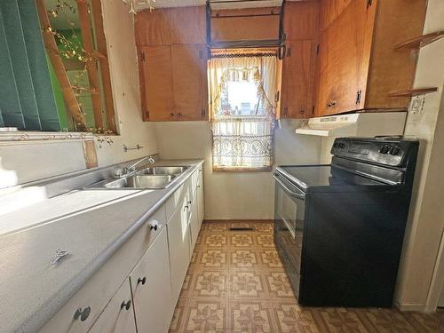 1011 Lincoln Street, Thunder Bay, ON - Indoor Photo Showing Kitchen With Double Sink