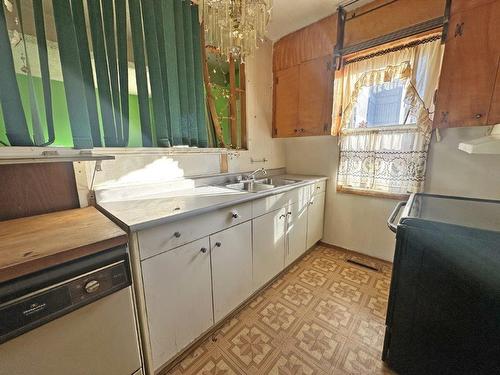 1011 Lincoln Street, Thunder Bay, ON - Indoor Photo Showing Kitchen With Double Sink