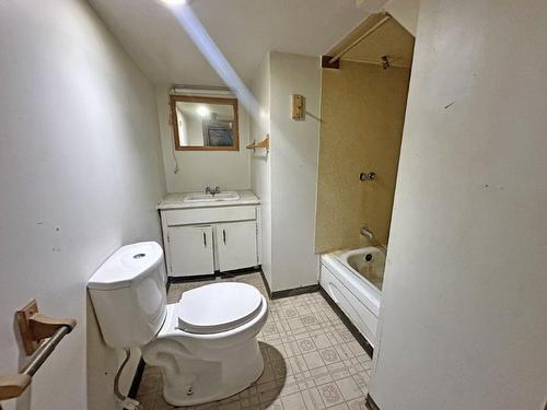 1011 Lincoln Street, Thunder Bay, ON - Indoor Photo Showing Bathroom