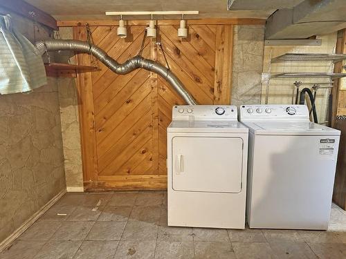 1011 Lincoln Street, Thunder Bay, ON - Indoor Photo Showing Laundry Room