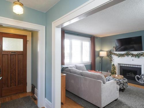 425 Mckellar Street, Thunder Bay, ON - Indoor Photo Showing Living Room With Fireplace