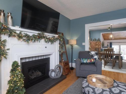 425 Mckellar Street, Thunder Bay, ON - Indoor Photo Showing Living Room With Fireplace