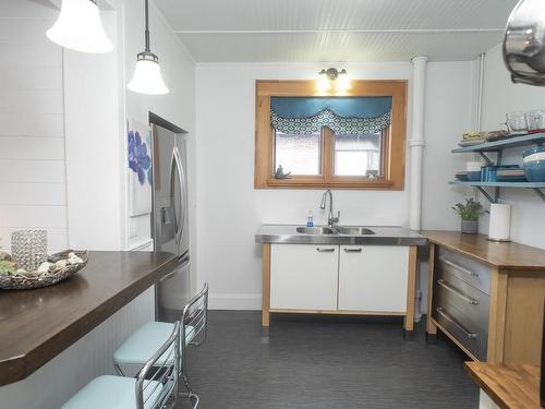 425 Mckellar Street, Thunder Bay, ON - Indoor Photo Showing Kitchen With Double Sink