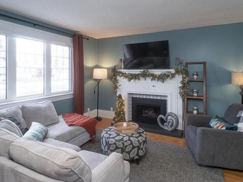 425 Mckellar Street, Thunder Bay, ON - Indoor Photo Showing Living Room With Fireplace