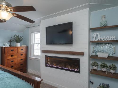 425 Mckellar Street, Thunder Bay, ON - Indoor Photo Showing Living Room With Fireplace