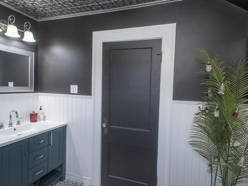 425 Mckellar Street, Thunder Bay, ON - Indoor Photo Showing Bathroom