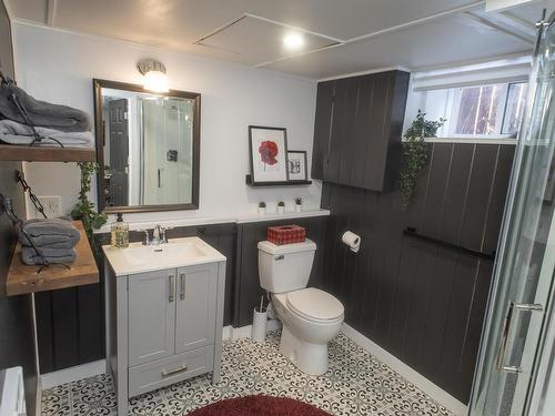 425 Mckellar Street, Thunder Bay, ON - Indoor Photo Showing Bathroom