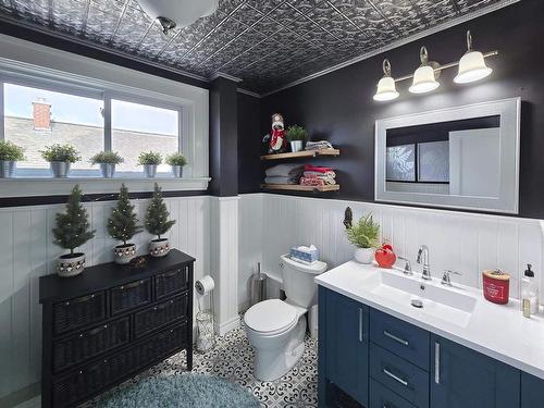 425 Mckellar Street, Thunder Bay, ON - Indoor Photo Showing Bathroom