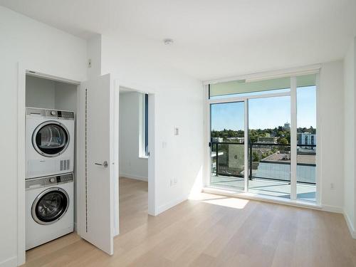 906-1100 Yates St, Victoria, BC - Indoor Photo Showing Laundry Room