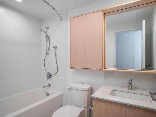 906-1100 Yates St, Victoria, BC - Indoor Photo Showing Bathroom