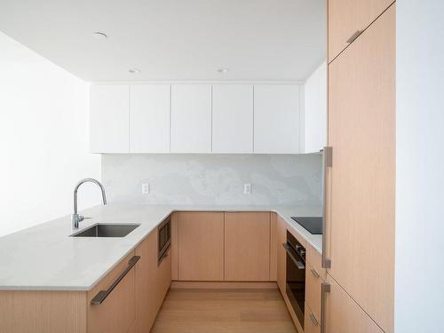 906-1100 Yates St, Victoria, BC - Indoor Photo Showing Kitchen With Upgraded Kitchen