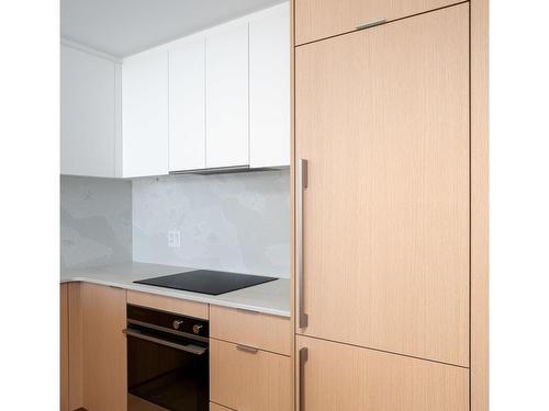 906-1100 Yates St, Victoria, BC - Indoor Photo Showing Kitchen