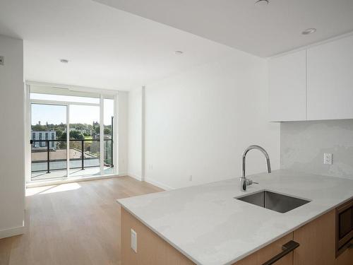 906-1100 Yates St, Victoria, BC - Indoor Photo Showing Kitchen With Upgraded Kitchen