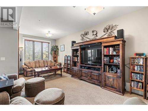 242 Dormie Place, Vernon, BC - Indoor Photo Showing Living Room