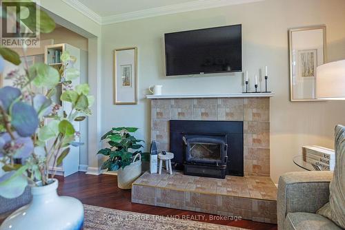 859 Willow Drive, London, ON - Indoor Photo Showing Living Room With Fireplace