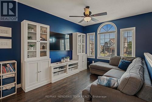 4034 Barry Drive, Lincoln (982 - Beamsville), ON - Indoor Photo Showing Living Room