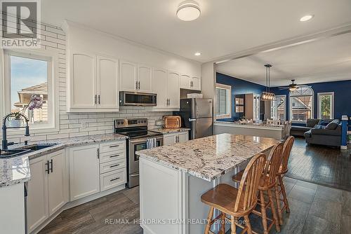 4034 Barry Drive, Lincoln (982 - Beamsville), ON - Indoor Photo Showing Kitchen With Double Sink With Upgraded Kitchen