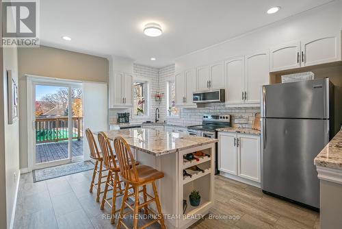 4034 Barry Drive, Lincoln (982 - Beamsville), ON - Indoor Photo Showing Kitchen With Upgraded Kitchen