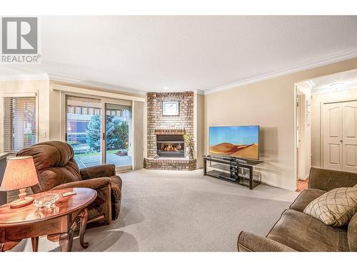 595 Yates Road Unit# 34 Lot# 76, Kelowna, BC - Indoor Photo Showing Living Room With Fireplace