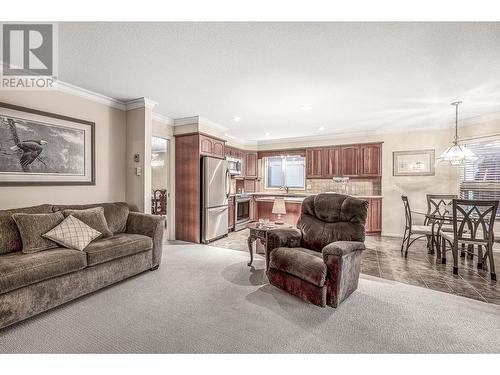 595 Yates Road Unit# 34 Lot# 76, Kelowna, BC - Indoor Photo Showing Living Room